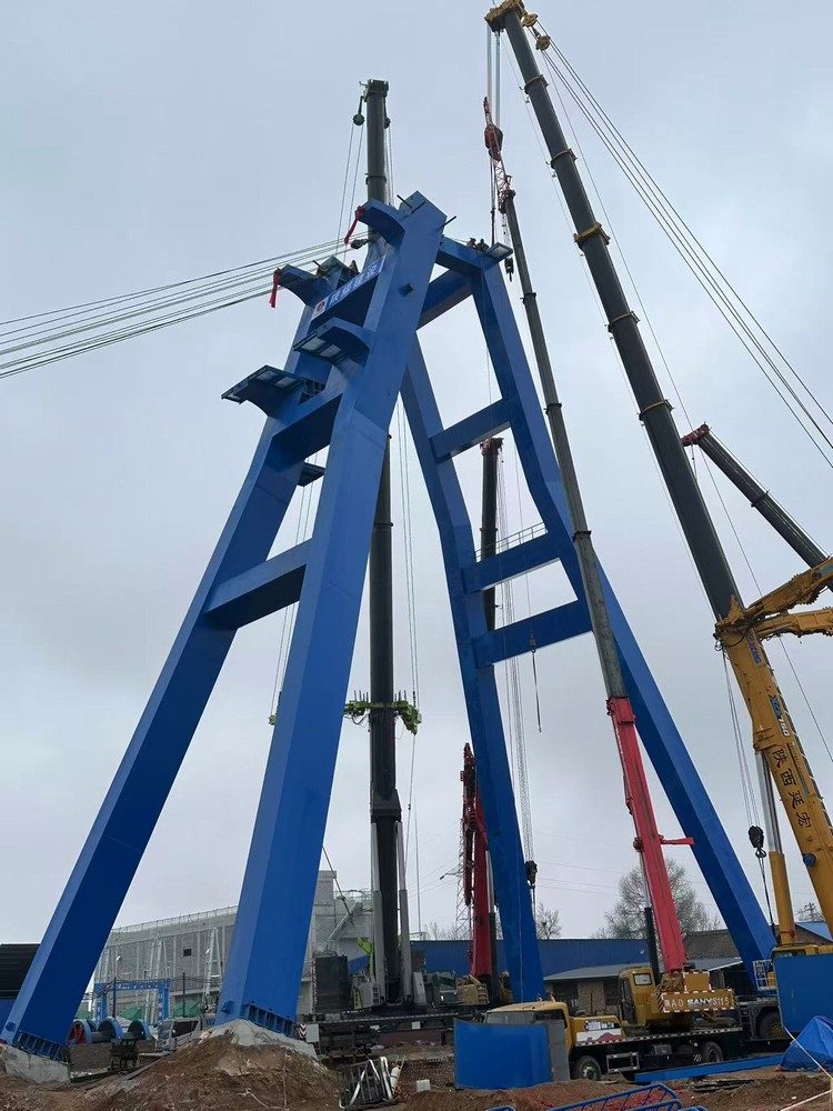 陜煤建設(shè)礦建二公司承建的小莊煤礦義門進風立井永久井架順利起立就位