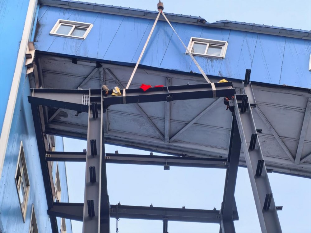 陜煤建設(shè)天工公司土建第二十五項目部韓家灣項目新增主廠房鋼結(jié)構(gòu)順利封頂！