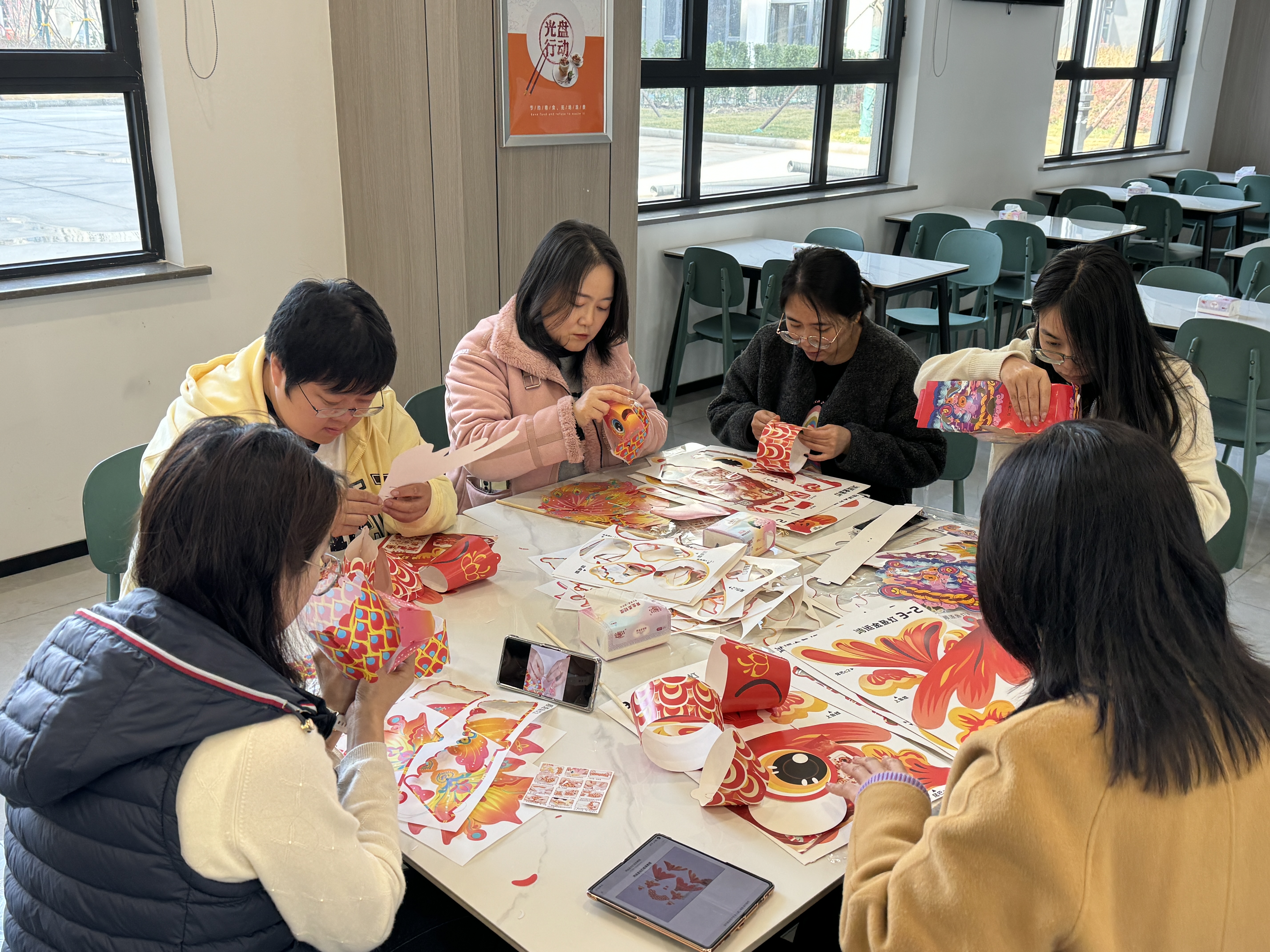 燈籠寄情品元宵 團(tuán)圓暖意滿(mǎn)天工