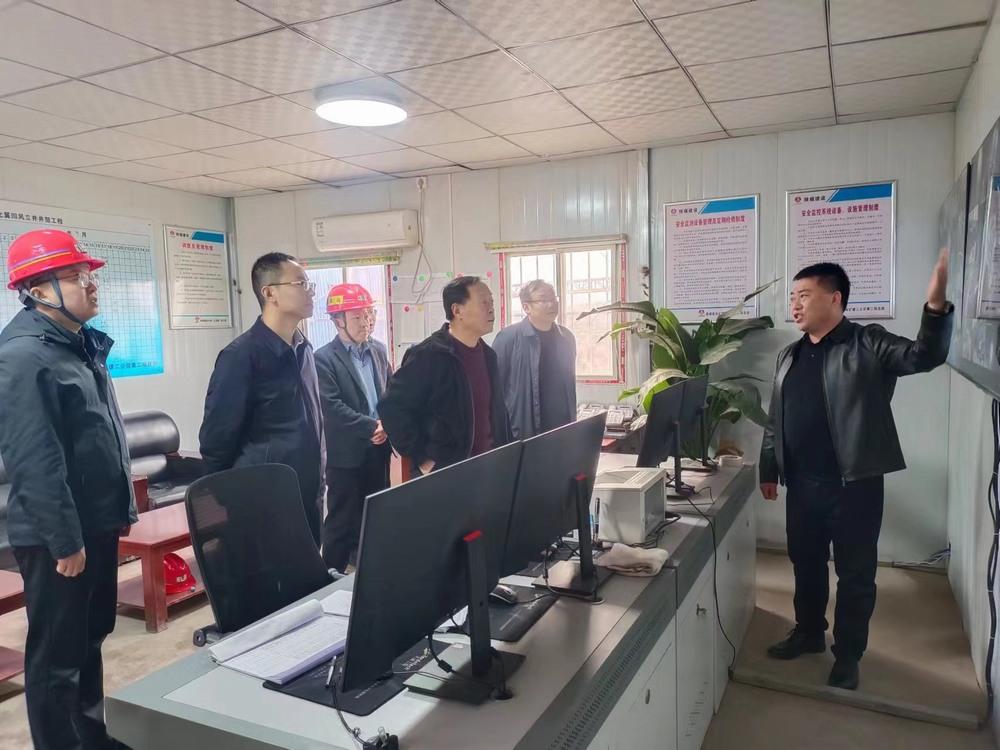 陜西煤業(yè)股份有限公司領(lǐng)導(dǎo)及專家組深入陜煤建設(shè)礦建二公司第二項目檢查指導(dǎo)