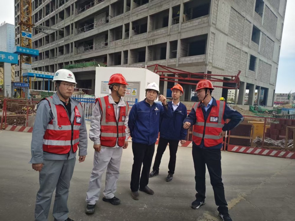 榆林化學(xué)總會(huì)計(jì)師張建華深入陜煤建設(shè)天工公司基層項(xiàng)目部檢查指導(dǎo)工作